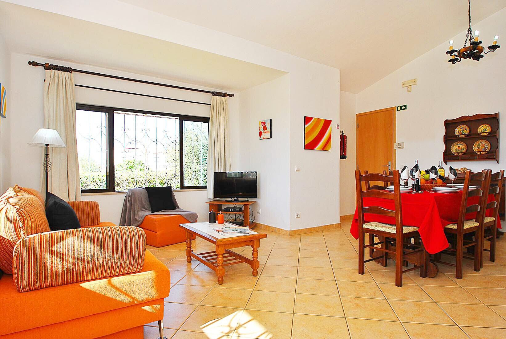 Una televisión, un reproductor de DVD