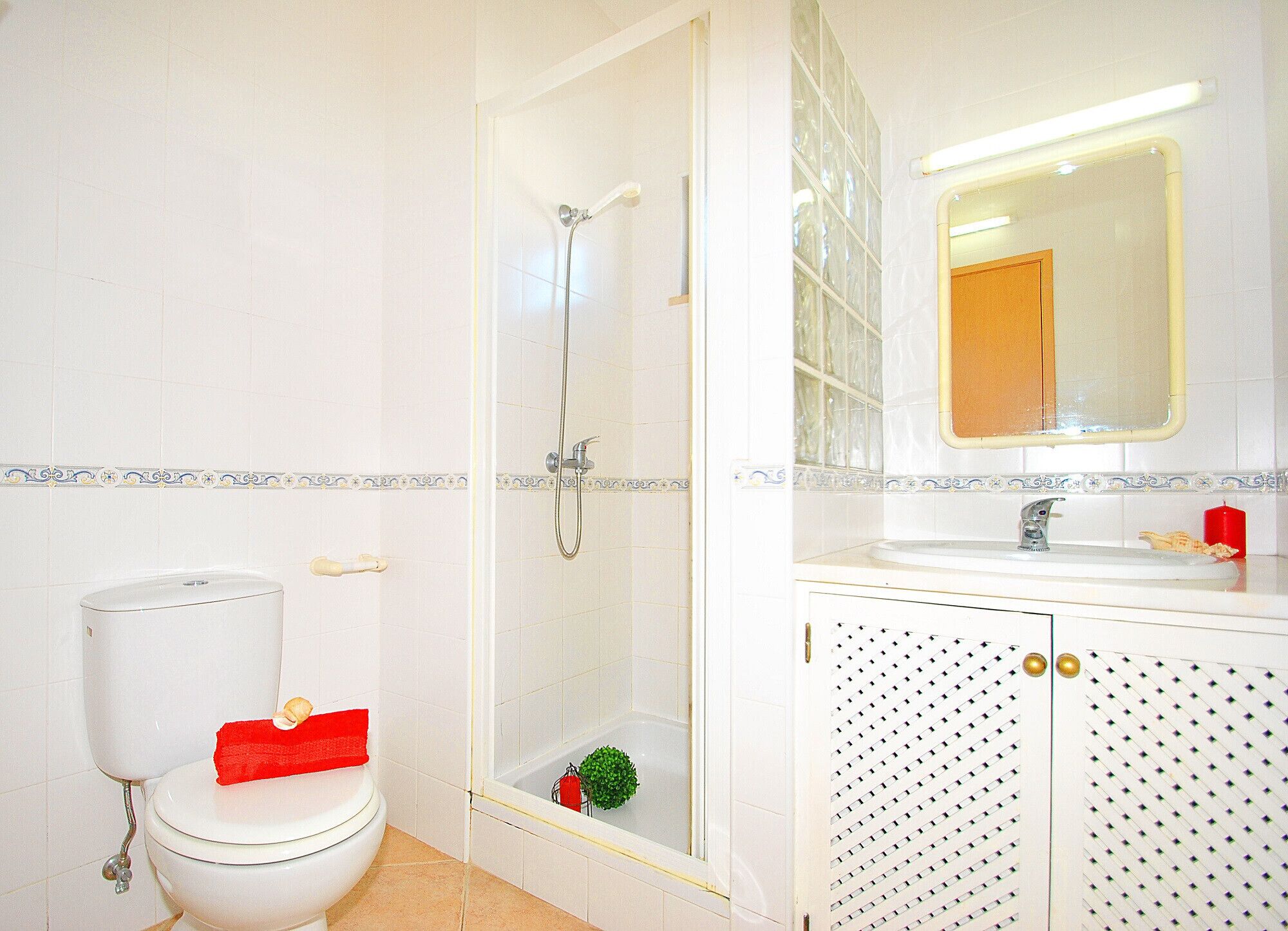 Combined shower/bathtub, hair dryer, towels