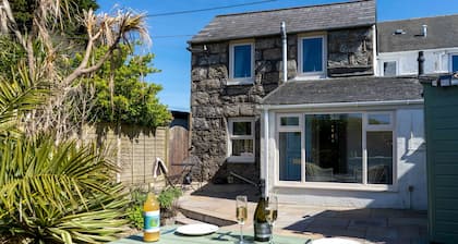 Whistler's Rest, Halsetown - Sleeps 4 with Parking and views of the Moors