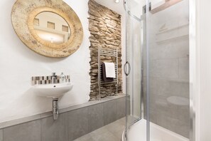Combined shower/bathtub, hair dryer, towels