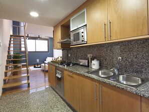 Frigorífico, microondas, horno y placa de cocina