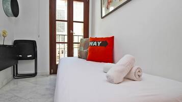 2 chambres, chambres insonorisées, fer et planche à repasser