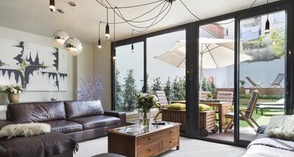 My Space Barcelona Apart. has 40 people in 7 apartments in the misma finca