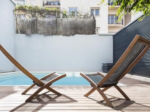 Pool - My Space Barcelona Apart. has 40 people in 7 apartments in the misma finca (Barcelona)