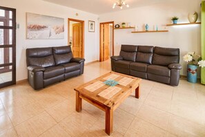 Téléviseur à écran plat, lecteur de DVD, chaîne audio