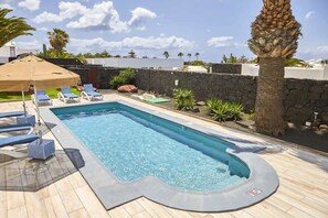 A heated pool - Villa Del Sol | Family Villa by Villas Now (Playa Blanca)