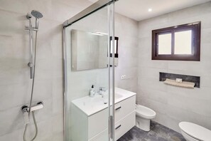 Badewanne, Haartrockner, Handtücher