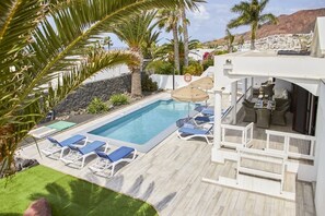 A heated pool - 133 - Villa Del Sol by Villas Now Ltd (Playa Blanca)