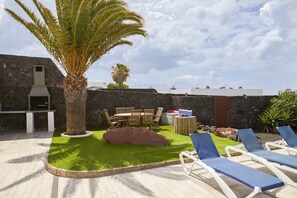 Outdoor dining - Villa Del Sol | Family Villa by Villas Now (Playa Blanca)