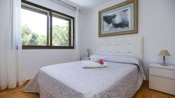 6 bedrooms, iron/ironing board, free WiFi, bed sheets