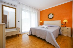 5 dormitoris, planxa i posts de planxar, wifi gratuïta i roba de llit 