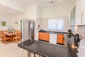 Fridge, microwave, oven, stovetop - 106 - Casa Flamingo (LH106) (Playa Blanca)
