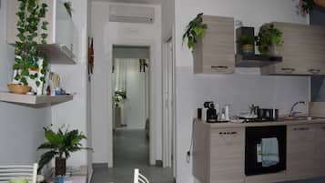 Refrigerador, horno, placa de cocina, cafetera/tetera