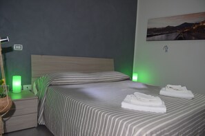 1 habitación, tabla de planchar con plancha, wifi gratis y ropa de cama