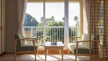 ميني بار وخزنة داخل الغرفة ومكتب وواي فاي مجانًا