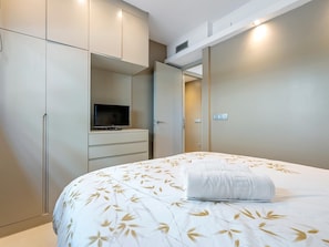 2 bedrooms, iron/ironing board, internet, bed sheets