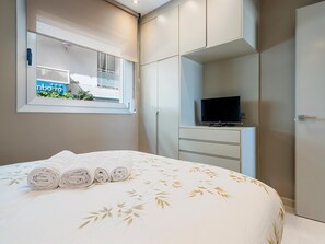 2 bedrooms, iron/ironing board, internet, bed sheets - Location, location, location! (Torredembarra)