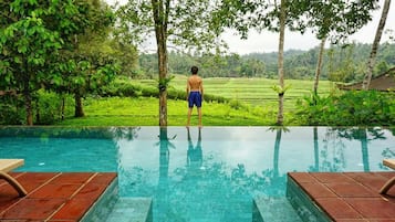 Kolam renang outdoor, dengan kursi berjemur