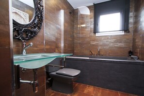 Bathtub, towels - DREAM Terraced House with Private Pool (Salou)