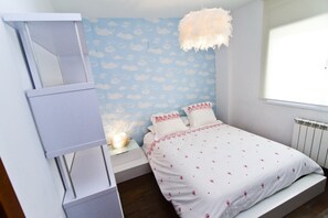 4 bedrooms, iron/ironing board, free WiFi, bed sheets