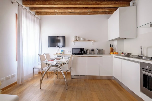 Cafetera y tetera, refrigerador, microondas y horno