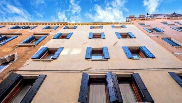Un immeuble à plusieurs étages, chaque étage étant doté d’une rangée de fenêtres.