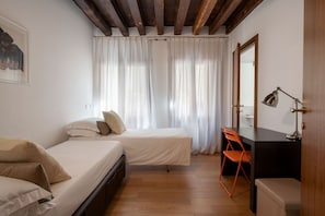 2 quartos, ferros/tábuas de passar roupa, Wi-Fi, roupa de cama