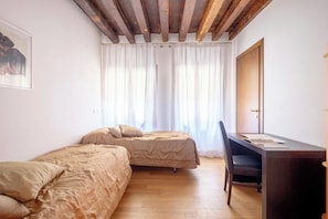 2 habitaciones, caja de seguridad en la habitación y escritorio