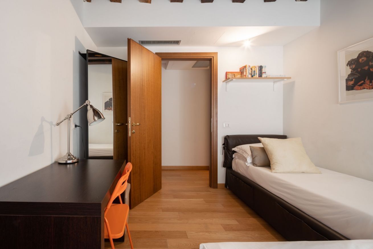 2 chambres, coffres-forts dans les chambres, bureau