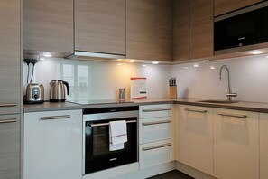 Apartment, 1 Bedroom (Manhattan) | Private kitchen | Full-size fridge, microwave, oven, stovetop