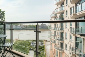 Apartamento luxo, 2 quartos | Sacada