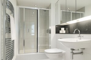 Deluxe Apartment, 2 Bedrooms | Bathroom | Combined shower/bathtub, free toiletries, hair dryer, towels - Still Life Vauxhall (London)