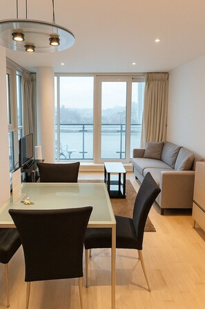 Apartamento luxo, 1 quarto | Área de estar | TV de tela plana