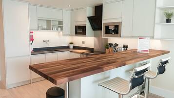 Deluxe Apartment, 1 Bedroom | Private kitchen | Full-size fridge, microwave, oven, stovetop