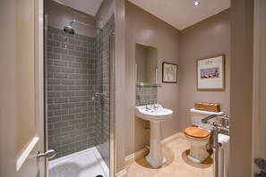Combined shower/tub, hair dryer, towels - 4* House / Beautiful Sea Views / Woodland Walks / Dog Friendly (Stranraer)