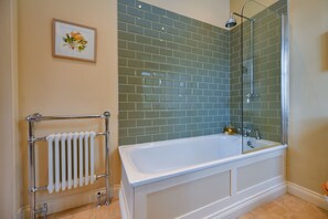 Combined shower/tub, hair dryer, towels - 4* House / Beautiful Sea Views / Woodland Walks / Dog Friendly (Stranraer)