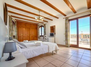 6 slaapkamers, een strijkplank/strijkijzer, gratis wifi, beddengoed