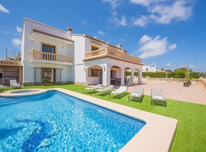 A two-story house with a swimming pool, outdoor seating, and a view of the surrounding area. - Villa Fuster - PlusHolidays (Calpe)