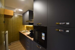 Réfrigérateur, four, lave-vaisselle, cafetière/bouilloire