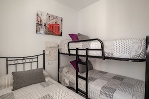 A bunk bed room with a cityscape painting on the wall. - Penthouse with Large Terrace and Square Views · Parking Included (Sanlúcar de Barrameda)