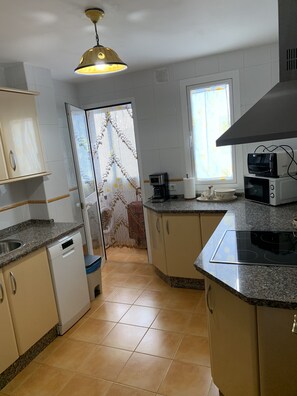 Een koelkast, een microgolfoven, een oven, een kookplaat