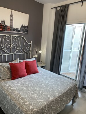 2 slaapkamers, een strijkplank/strijkijzer, gratis wifi, beddengoed