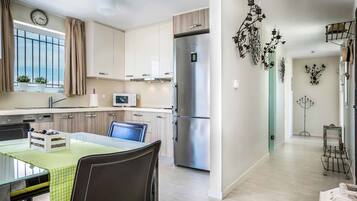 Vila, 3 quartos, piscina particular | Cozinha privada | Geladeira, micro-ondas, fogão, cooktop