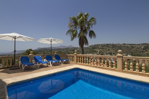 Villa Aline zwischen Moraira und Calpe, privater Pool, WIFI, Klimatisiert.