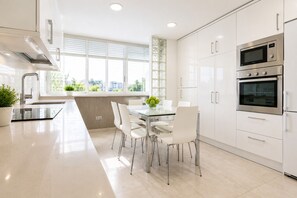Fridge, microwave, oven, dishwasher - MARÍA ANAGABU - Only Families Apartment (Salou)