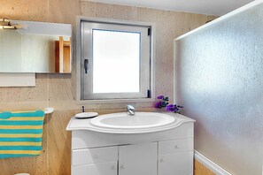 وحدات دش مع أحواض استحمام، مراحيض شطف، مناشف