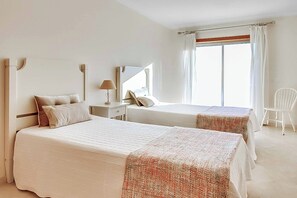 4 عدّة غرف نوم وواي فاي وملاءات أسرّة