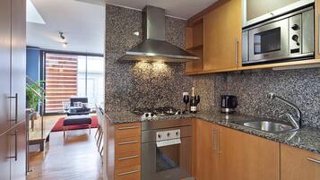 Een koelkast, een magnetron, een oven, een kookplaat