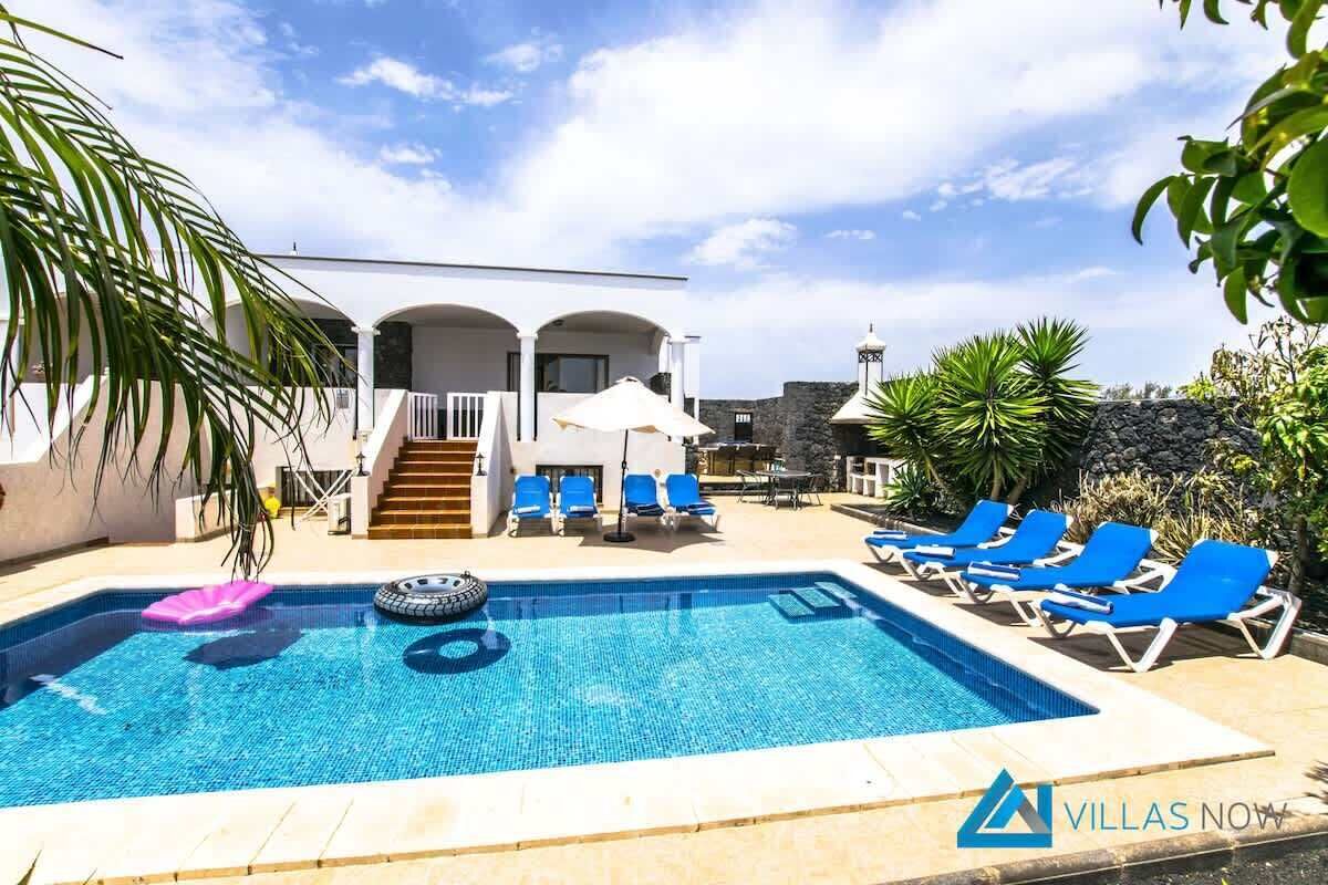 Piscine chauffée, chaises longues