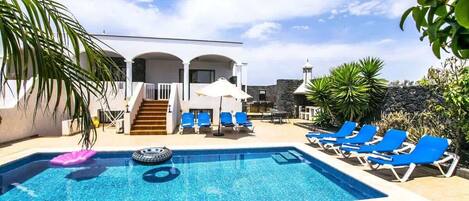 Piscine chauffée, chaises longues